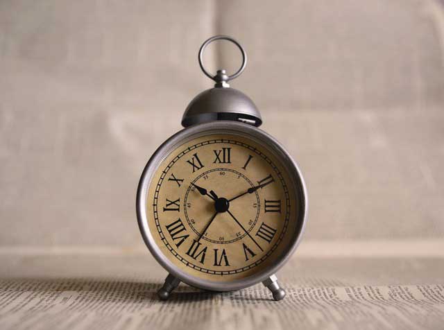 Analog alarm clock